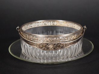 Vente aux enchères Sucrier à anse et son présentoir en verre taillé et argent 925, poinço