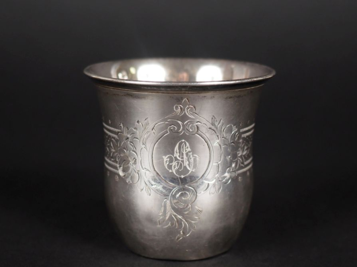 Timbale de forme tulipe en argent 925, poinçon Minerve, à décor d'une 