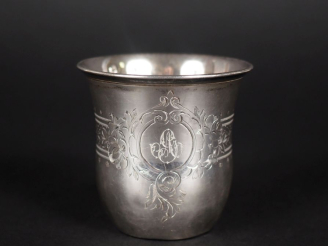 Vente aux enchères Timbale de forme tulipe en argent 925, poinçon Minerve, à décor d'une 