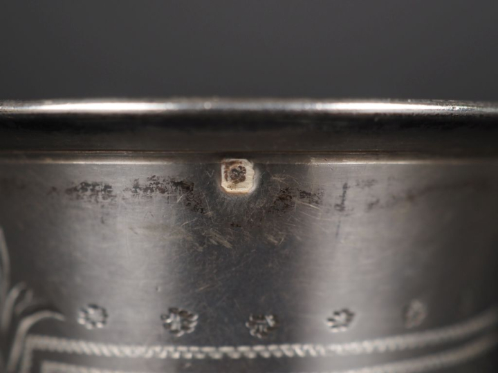 Timbale de forme tulipe en argent 925, poinçon Minerve, à décor d'une 