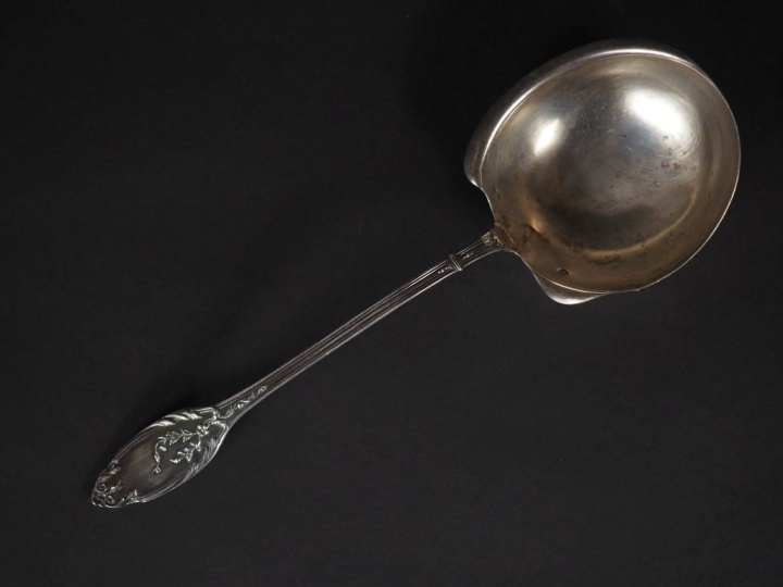 Louche à crème en argent 925, poinçon Minerve, à décor de feuillage et