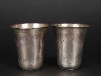 Vente aux enchères Paire de petites timbales de forme tulipe en argent, à décor gravé de 