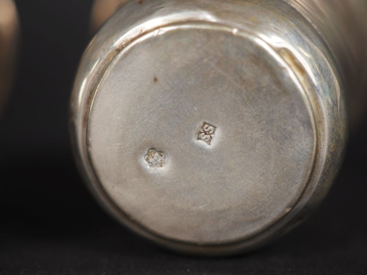 Paire de petites timbales de forme tulipe en argent, à décor gravé de 