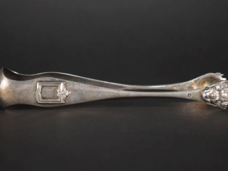 Vente aux enchères Pince à sucre en argent 925, poinçon Minerve, à décor d'écussons appli
