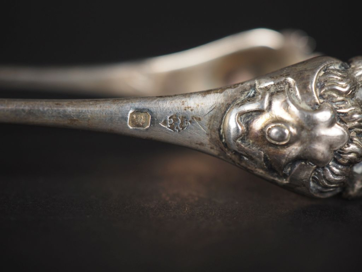 Pince à sucre en argent 925, poinçon Minerve, à décor d'écussons appli