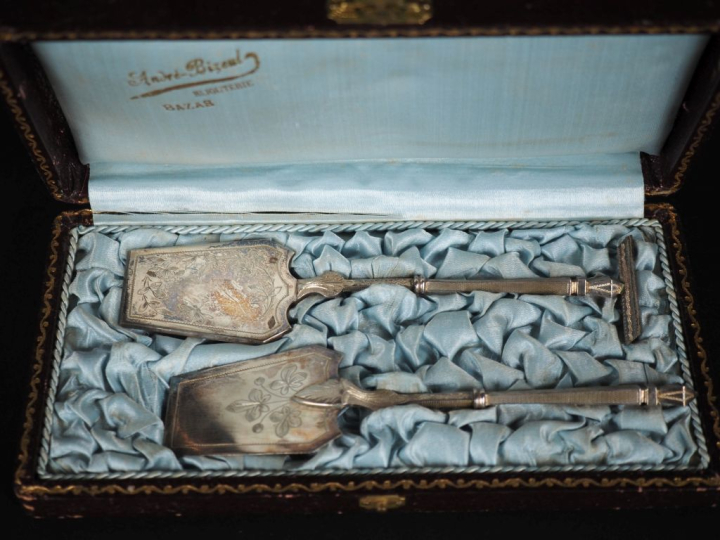 Deux pelles à beurre assorties en argent 925, poinçon Minerve, à décor