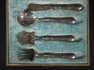Vente aux enchères Nécessaire à douceurs quatre pièces de style Louis XV en argent 925, p