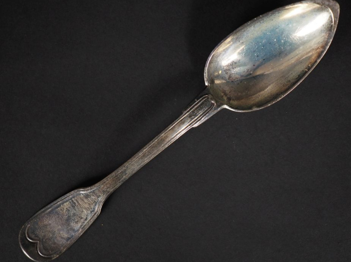 Grande cuillère en argent 925, poinçon Minerve, modèle à filet.  Monog