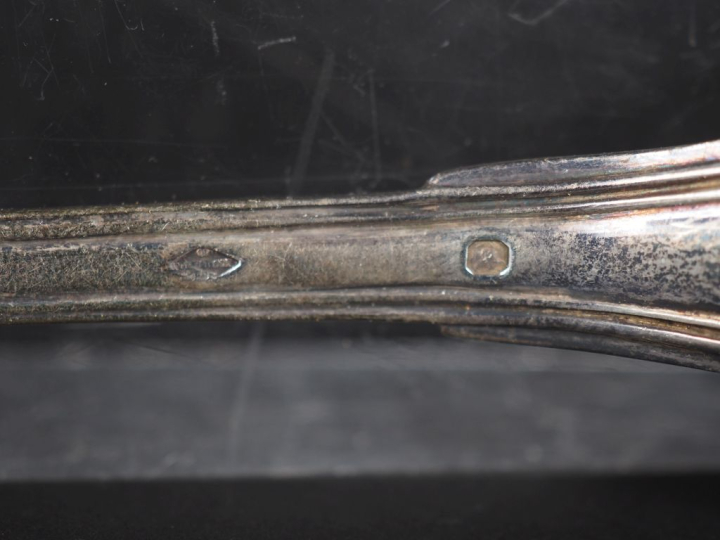 Grande cuillère en argent 925, poinçon Minerve, modèle à filet.  Monog