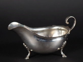 Vente aux enchères Saucière en argent anglais.  Piétement tripode terminé en sabot de bic