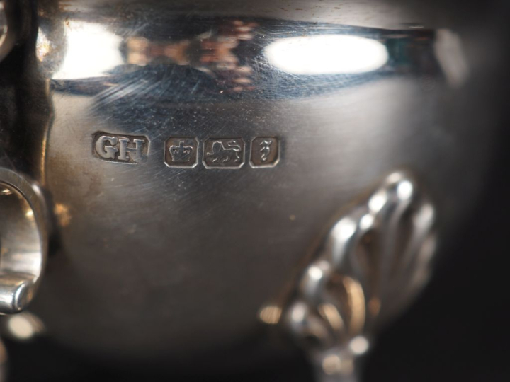 Saucière en argent anglais.  Piétement tripode terminé en sabot de bic