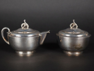 Vente aux enchères Une petite verseuse et un sucrier en argent anglais 925.  Prises des c