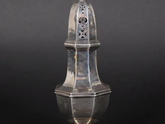 Vente aux enchères Saupoudroir à pans coupés en argent anglais.  H. 18 cm Poids. 96 g