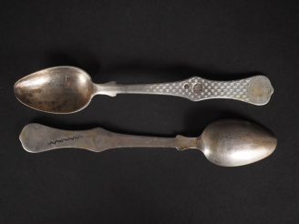 Vente aux enchères Paire de cuillères en argent étranger, à décor gravé de vaguelettes et