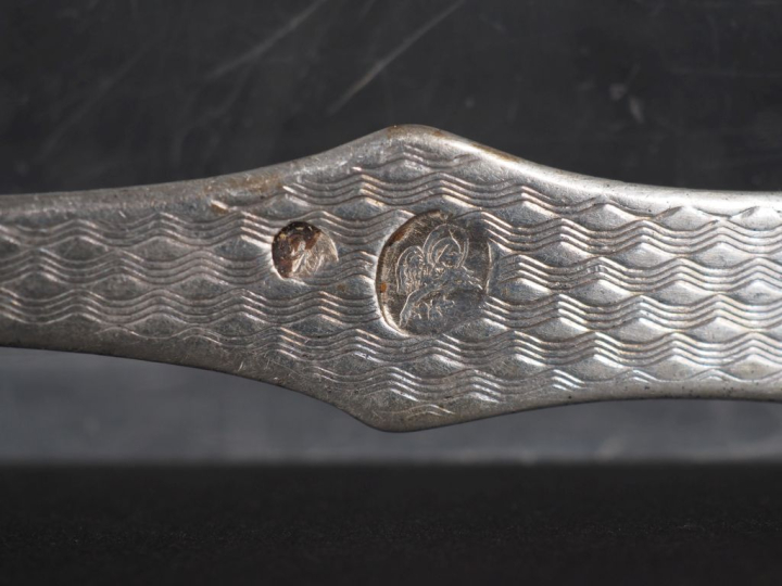 Paire de cuillères en argent étranger, à décor gravé de vaguelettes et