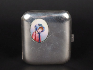 Vente aux enchères Etui à cigarettes en argent 935, orné d'une miniature figurant une élé