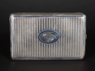 Vente aux enchères Etui à cigarettes en argent 800, à décor de vaguelettes et de médaillo