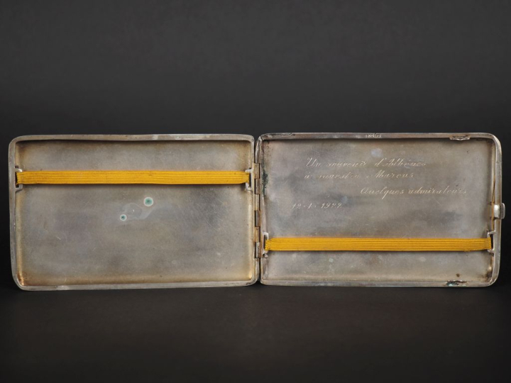 Etui à cigarettes en argent 800, à décor de vaguelettes et de médaillo