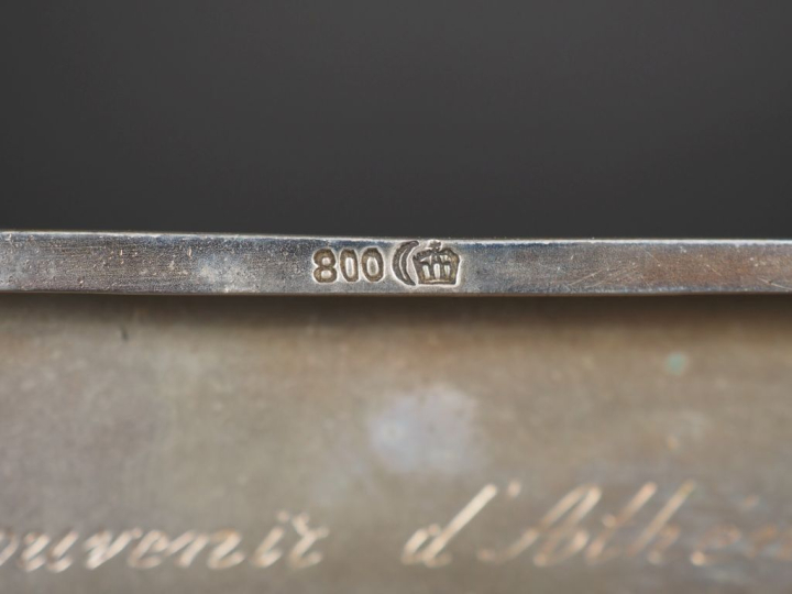 Etui à cigarettes en argent 800, à décor de vaguelettes et de médaillo