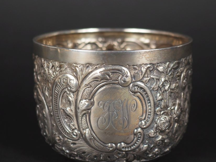 Tasse de style rocaille en argent anglais, à décor au repoussé de rinc