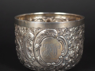 Vente aux enchères Tasse de style rocaille en argent anglais, à décor au repoussé de rinc