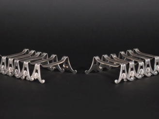 Vente aux enchères CHRISTOFLE.  12 porte couteaux en métal argenté.