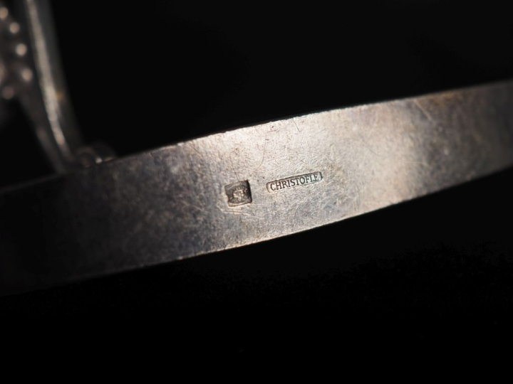 CHRISTOFLE.  12 porte couteaux en métal argenté.