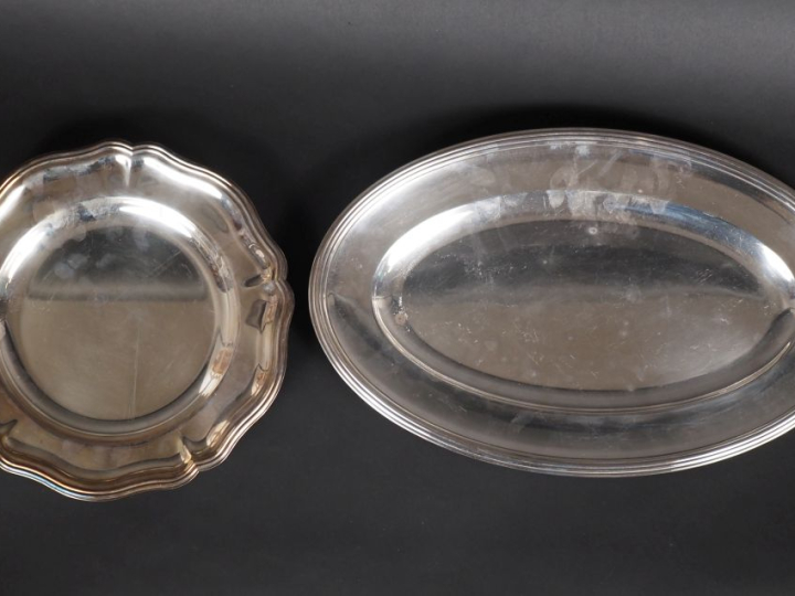 CHRISTOFLE.  2 différents plats en métal argenté.