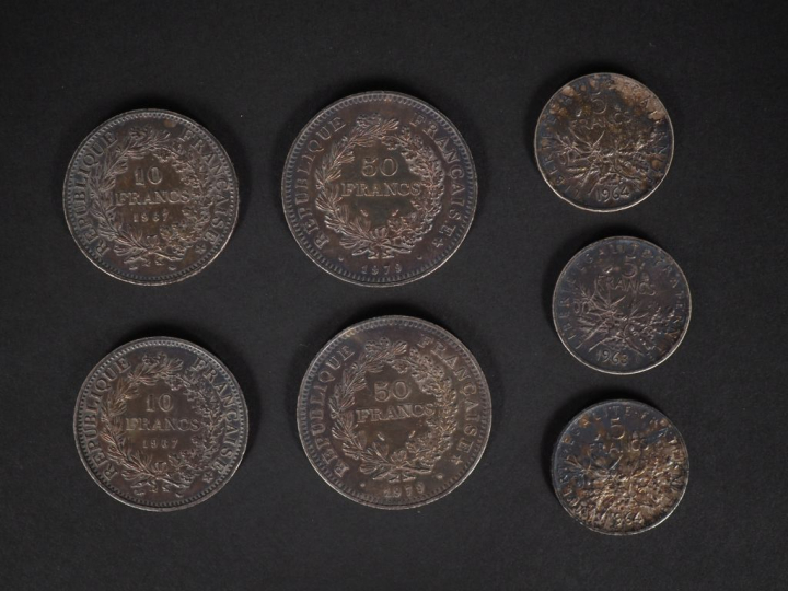 Ensemble comprenant :  - deux pièces de 50 Francs argent - deux pièces
