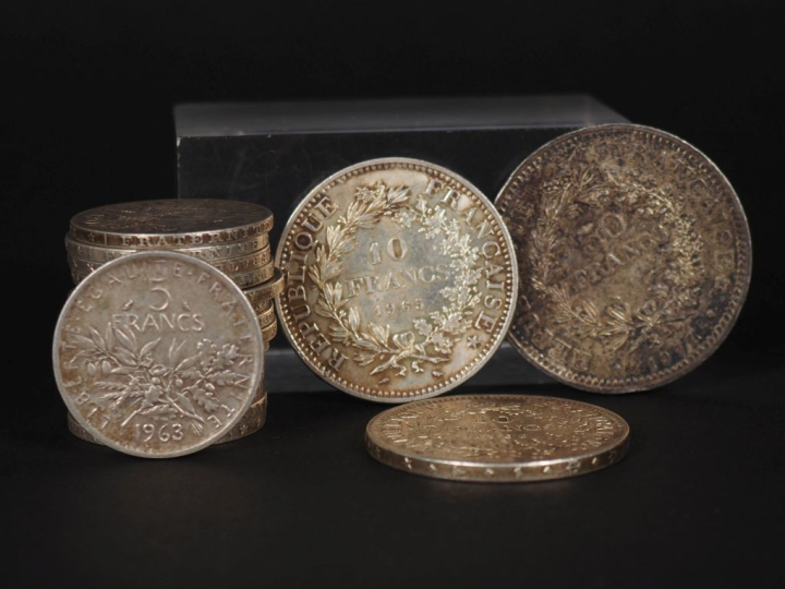 Ensemble comprenant :  - une pièce de 50 Francs argent - deux pièces d