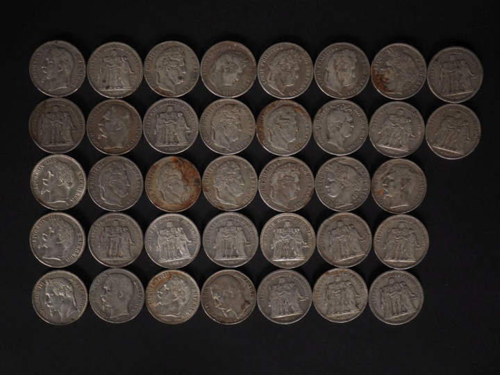 Ensemble comprenant trente-sept pièces de 5 Francs argent.  Poids. 915
