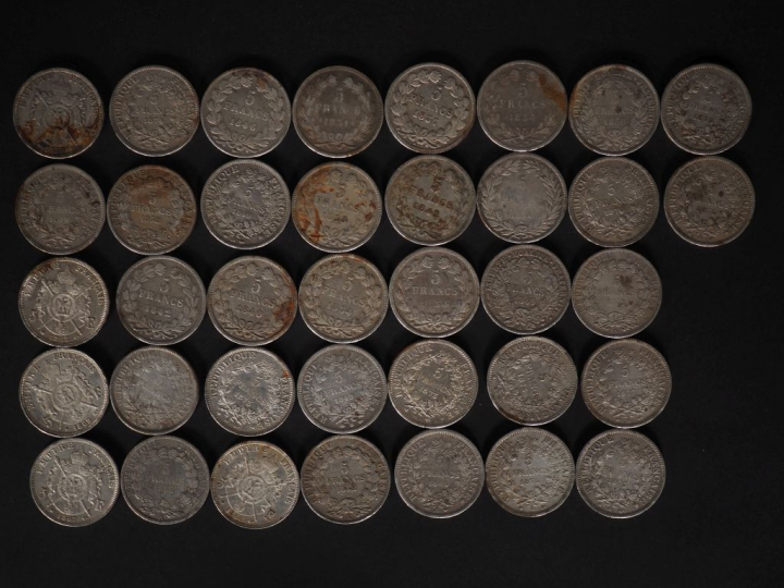 Ensemble comprenant trente-sept pièces de 5 Francs argent.  Poids. 915