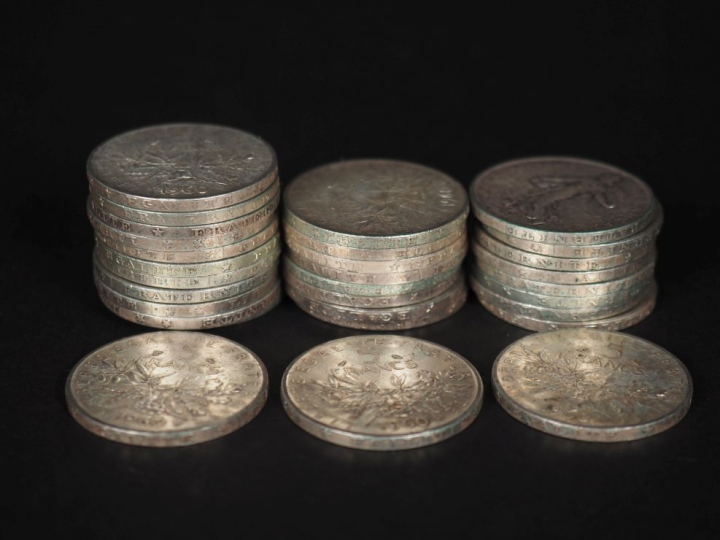 Trente pièces de 5 Francs argent. Poids. 360  g