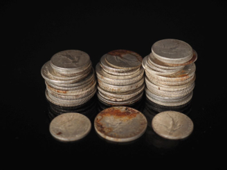 Vente aux enchères Ensemble comprenant :  - vingt-huit pièces de 1 Franc en argent. - une