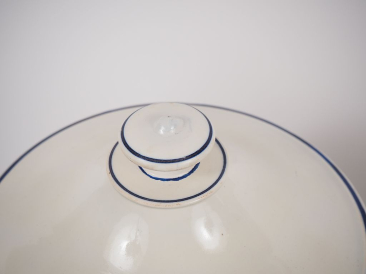VIEILLARD à Bordeaux. Paire de pots à tabac en faience fine, décor de 