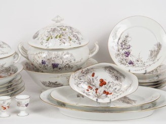 Vente aux enchères Partie de service de table 1900 en porcelaine à décor polychrome et ch