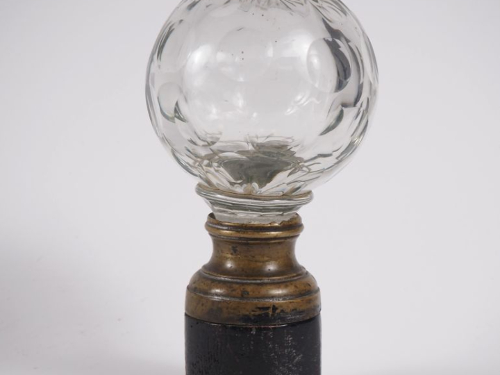 Boule d'escalier en verre ou cristal à décor moulé de motifs géométriq