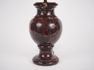 Vente aux enchères Balustre en marbre mauve, monté en lampe. H. 25 cm