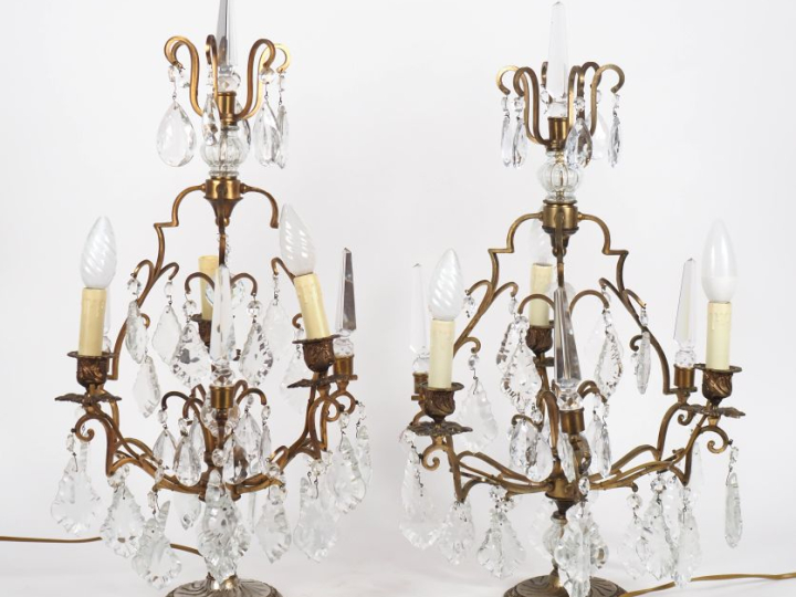 Paire de girandoles à pampilles de style Louis XV en métal et cristal 