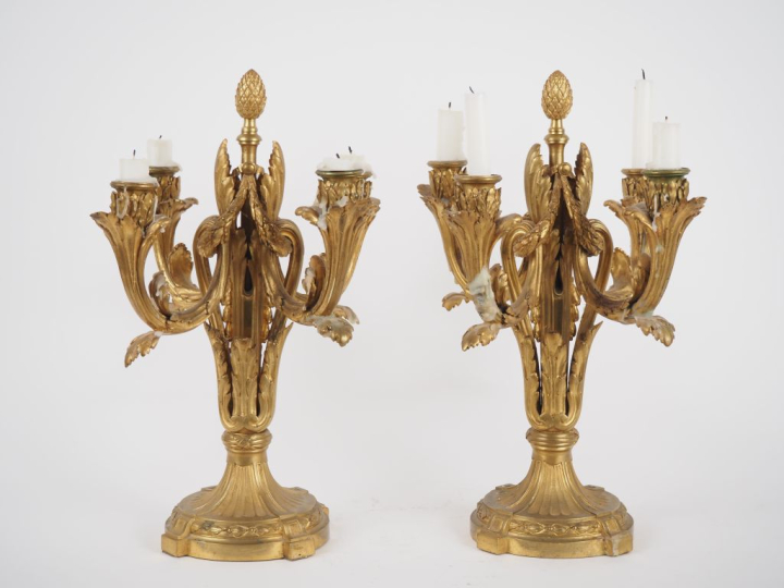 LELIEVRE.  Paire de candélabres de style Louis XVI en bronze ciselé et