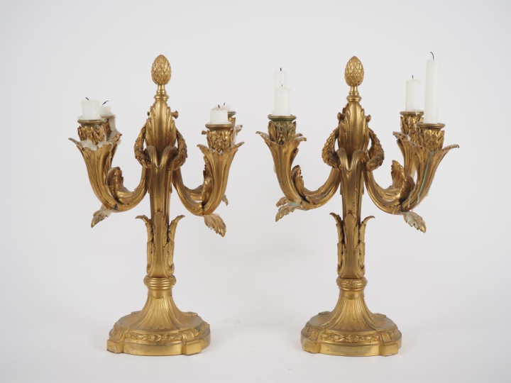 LELIEVRE.  Paire de candélabres de style Louis XVI en bronze ciselé et