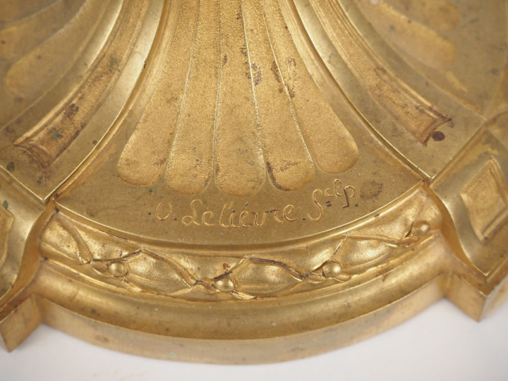 LELIEVRE.  Paire de candélabres de style Louis XVI en bronze ciselé et