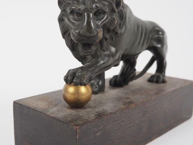 Ecole française XIXème.  "le lion de St Marc" Sculpture en bronze à pa