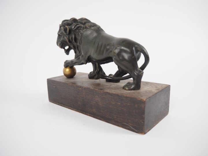 Ecole française XIXème.  "le lion de St Marc" Sculpture en bronze à pa