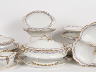 Vente aux enchères Julien Etienne à Paris.  Grand service de table de style Louis XVI en 