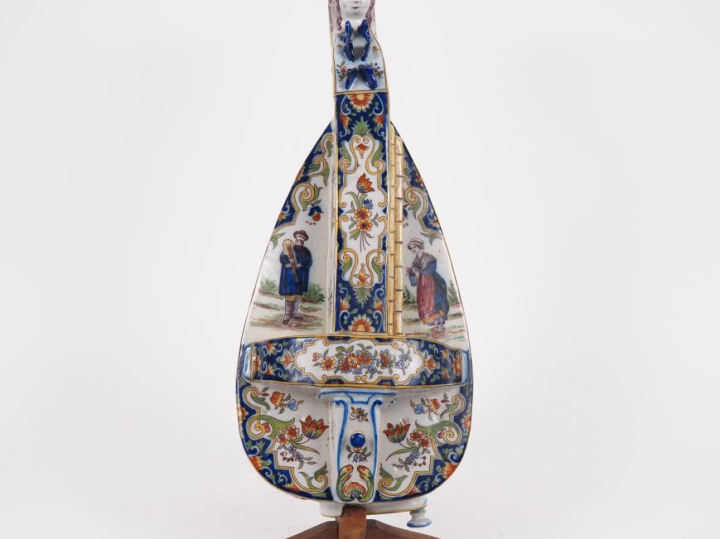 ROYAT.  Vielle en faience XIXème, à décor de personnages et de fleurs 
