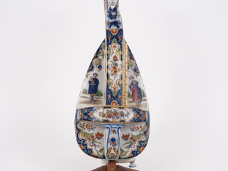 Vente aux enchères ROYAT.  Vielle en faience XIXème, à décor de personnages et de fleurs 