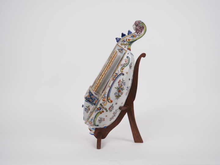 ROYAT.  Vielle en faience XIXème, à décor de personnages et de fleurs 