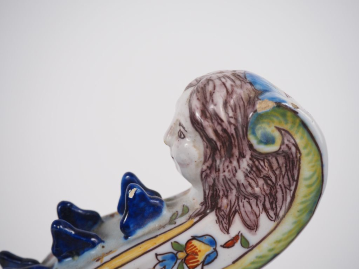 ROYAT.  Vielle en faience XIXème, à décor de personnages et de fleurs 