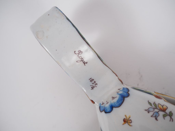 ROYAT.  Vielle en faience XIXème, à décor de personnages et de fleurs 